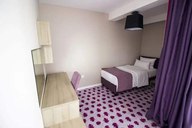 غرفة ثلاثية بسرير كوين وسرير فردي بإطلالة على المدينة بشرفة، Eden Hotel and Spa 4/9