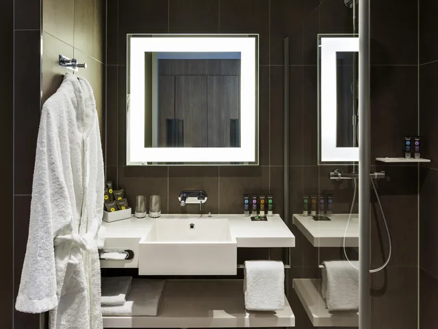 جناح جونيور، Novotel Amsterdam Schiphol Airport 10/10