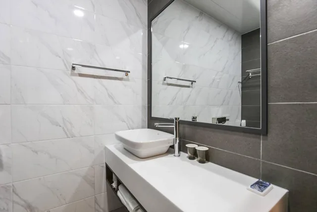 جناح جونيور، Hotel Demer 8/10