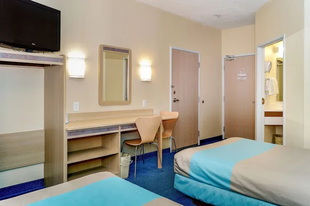 غرفة قياسية بسريرين مزدوجين، Motel6 Peterborough, ON 3/4