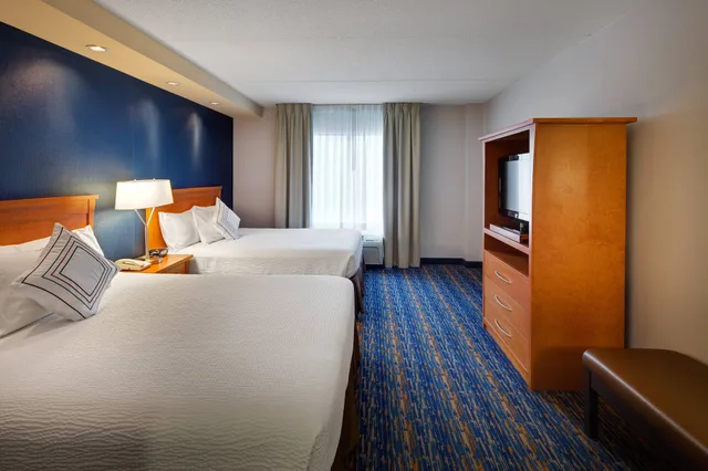 room, multiple beds، Fairfield Inn And Suites By Marriott Toronto Brampton 1/5