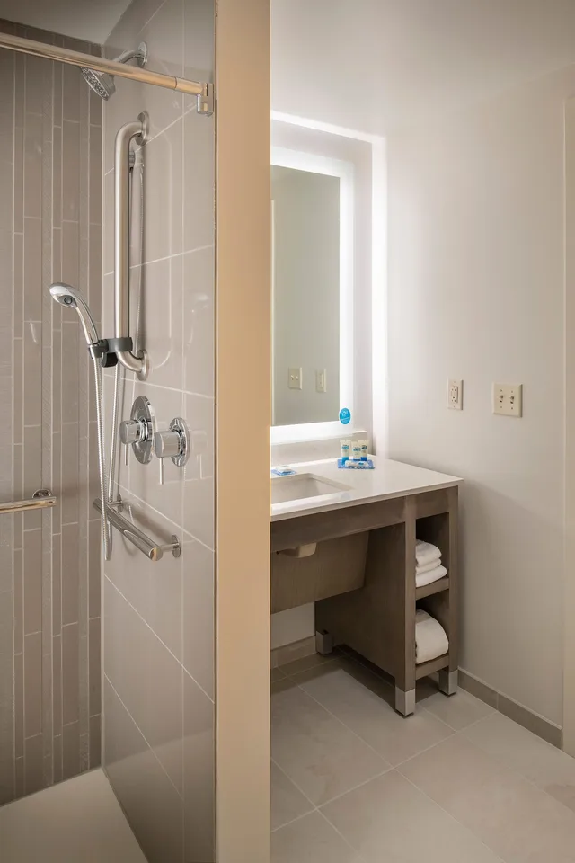 غرفة بسرير كينج بإطلالة على النهر، Hyatt House East Moline/Quad Cities 7/12