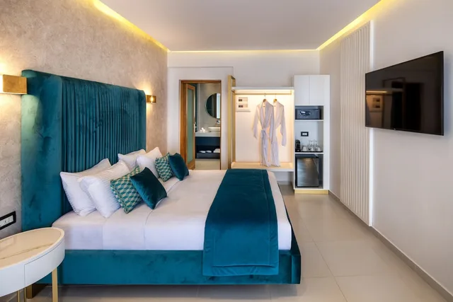 جناح تنفيذي بسرير مزدوج مع أريكة بحوض استحمام، Aura Suites 1/2
