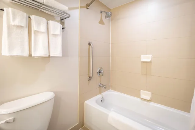 جناح بسرير كينج بمنطقة جلوس، Holiday Inn Express Hotel Suites Kingston 7/8
