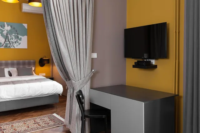 جناح جونيور بشرفة، Hotel London B&B 5/10