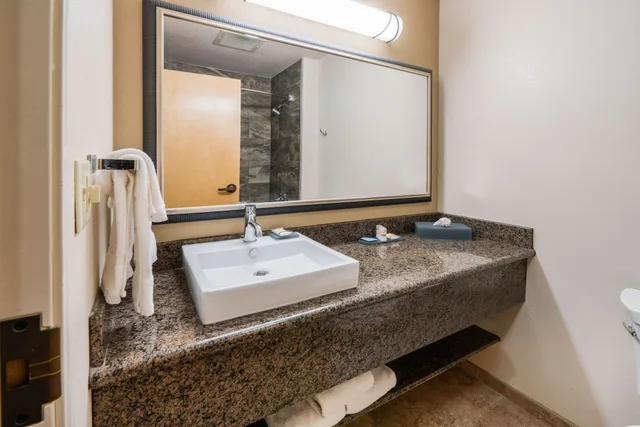 غرفة قياسية بسرير كينج بإطلالة على النهر بحوض جاكوزي، Best Western Plus Riverfront Hotel And Suites 10/10