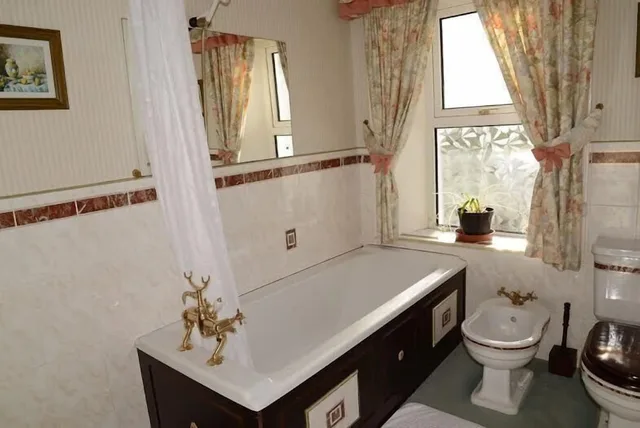 غرفة ديلوكس بسرير مزدوج بحوض استحمام، Ardgort Country House 2/2