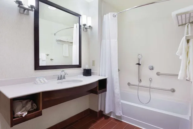 غرفة بريميوم بسريرين كوين، Hilton Garden Inn Rochester Downtown NY 2/2