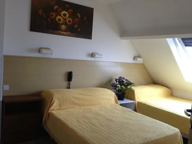 غرفة ثلاثية، Hotel Paris Star 9/10