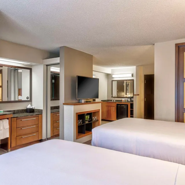 غرفة بسريرين مزدوجين مع أريكة في طابق مرتفع، Hyatt Place Kansas City/Overland Park/Convention Center 2/10