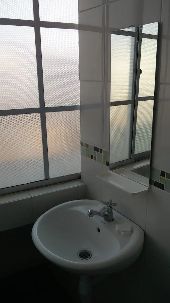 غرفة ديلوكس ثلاثية بسرير كوين وسرير فردي، The B'hotel Kajang 5/5