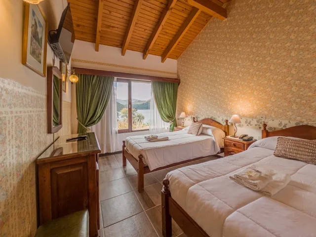غرفة قياسية بسريرين منفصلين بإطلالة على البحيرة، Hosteria El Condado 1/7
