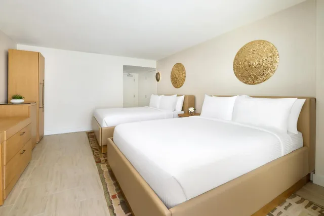 Room, 2 Queen Beds, Partial Ocean View, French Balcony، Collins Court South Beach 2/3