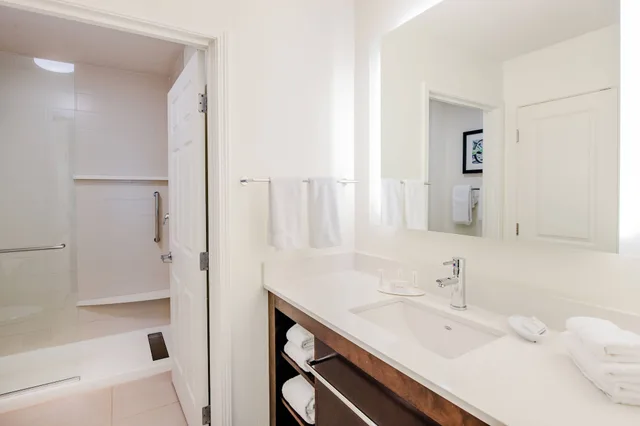 جناح بسرير كينج بغرفة نوم واحدة مع أريكة، Residence Inn Jacksonville Butler Boulevard 3/6