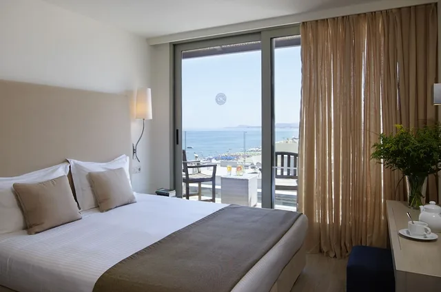 غرفة بسريرين منفصلين بإطلالة جزئية على البحر، KRITI BEACH 5/10