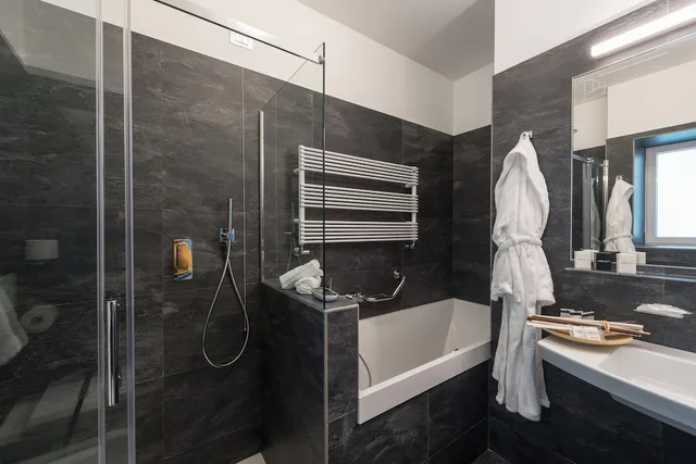 شقة بسرير كينج وسرير كوين وسرير فردي بإطلالة على المدينة بشرفة بغرفتي نوم، Hesperia Hotel & Residence 3/4