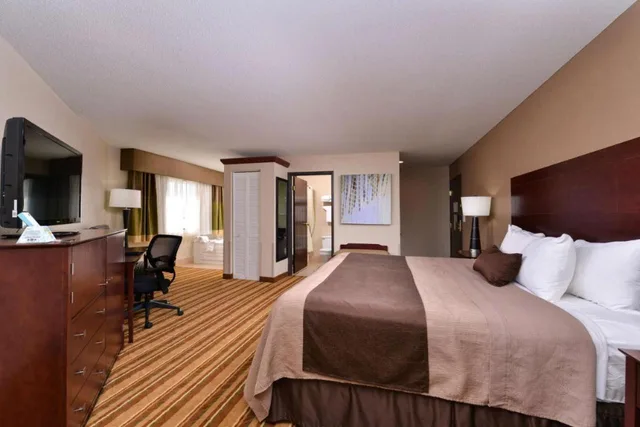 Room, Triple, Jetted Tub, Old Mill Inn Omaha NE 1/3