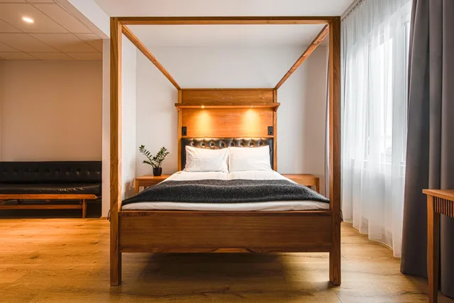 جناح جونيور، Hotel Von 2/9