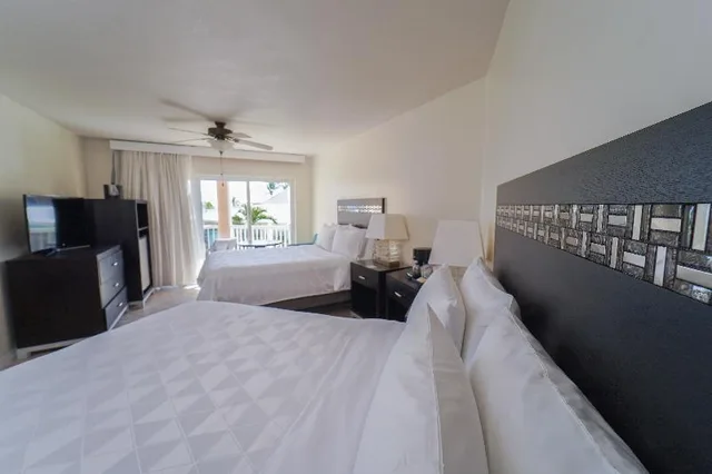 غرفة قياسية بسريرين كوين بإطلالة على البحر، The Grand Caymanian Resort 1/1