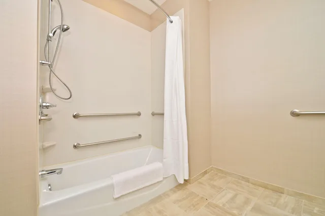 جناح بسريرين كوين بحوض استحمام لذوي الإعاقة، Green Mill Village Hotel & Suites, BW Signature Collection 6/7