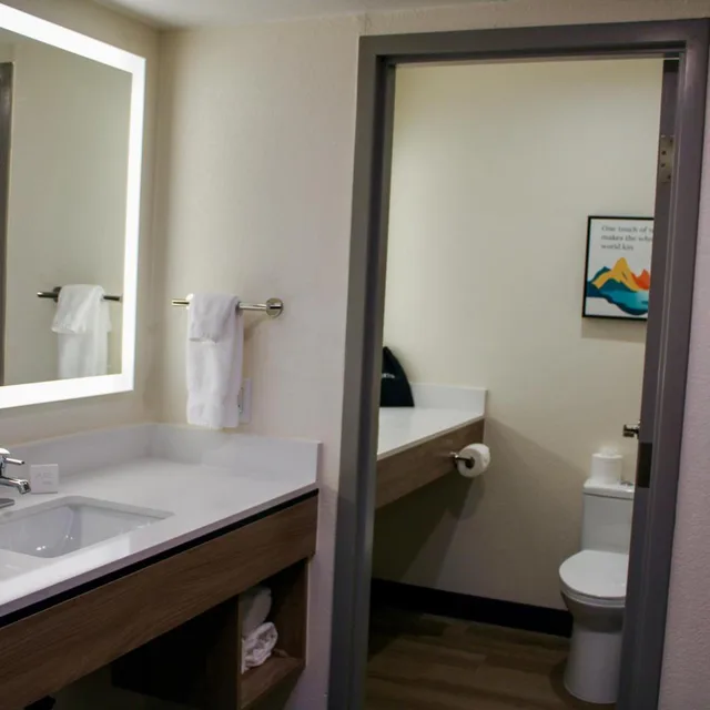 غرفة بسرير كينج بحوض استحمام لذوي الإعاقة، The Cairn Hotel 4/4