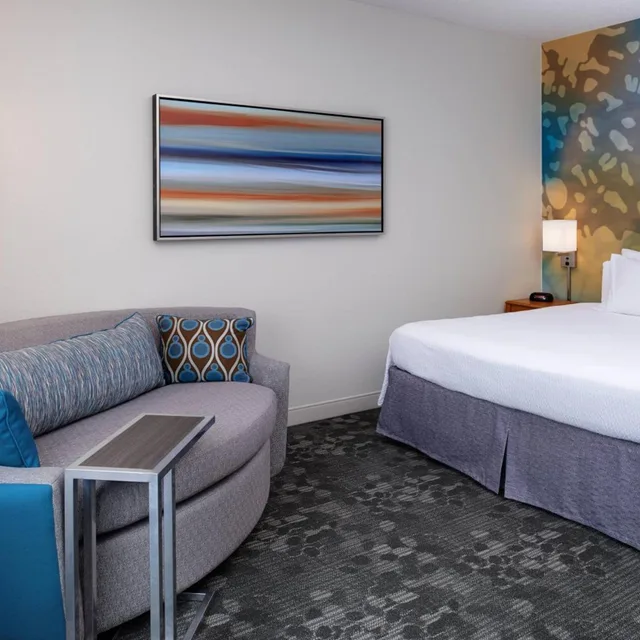 غرفة بسرير كينج مع أريكة بحوض استحمام لذوي الإعاقة، Courtyard Kansas City Overland Park/Convention Center 4/5