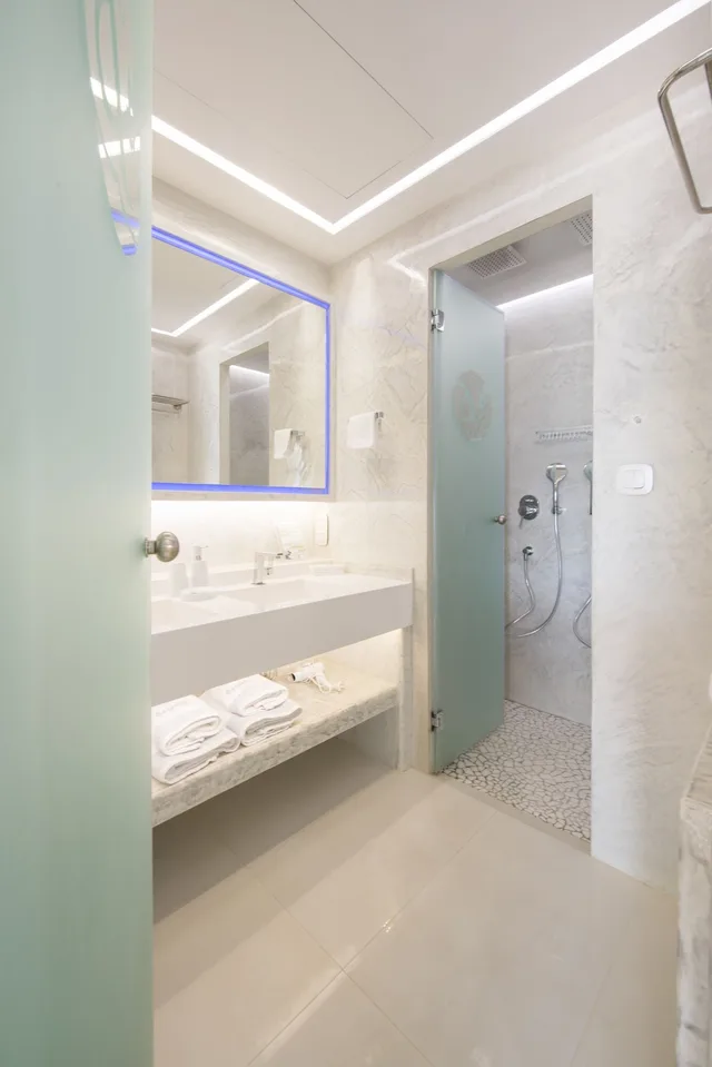 جناح شهر العسل بسرير مزدوج وسريرين منفصلين بإطلالة على البحر، Aegialis Hotel And Spa 2/3