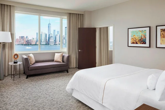 غرفة ديلوكس بسرير كينج لذوي الإعاقة، Westin Jersey City Newport 2/8