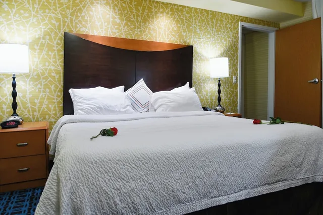 غرفة بسرير كينج لذوي الإعاقة، Fairfield Inn & Suites Hartford Airport 2/5