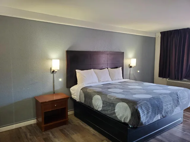 Room, King Bed, Relax Inn 1/10
