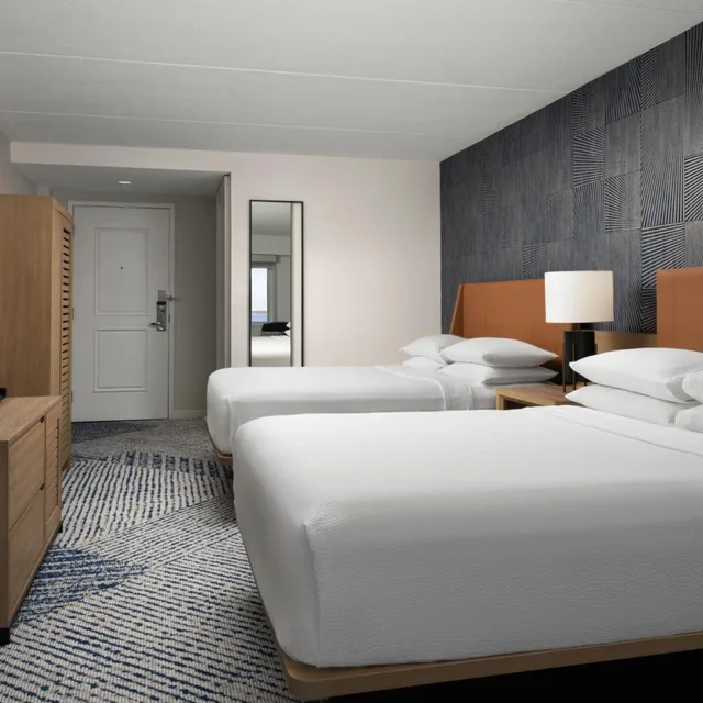Guest Room, Deluxe, 2 Queen Beds, Bay View، Sheraton Erie Bayfront Hotel 3/8