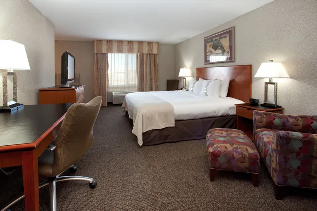 غرفة بريميوم بسرير كينج بحوض جاكوزي، HOLIDAY INN ROCK SPRINGS 3/8