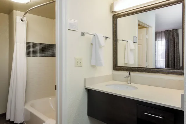 جناح بسرير كينج وسرير كوين بغرفتي نوم بمطبخ، Staybridge Suites Philadelphia-Mt. Laurel 2/3