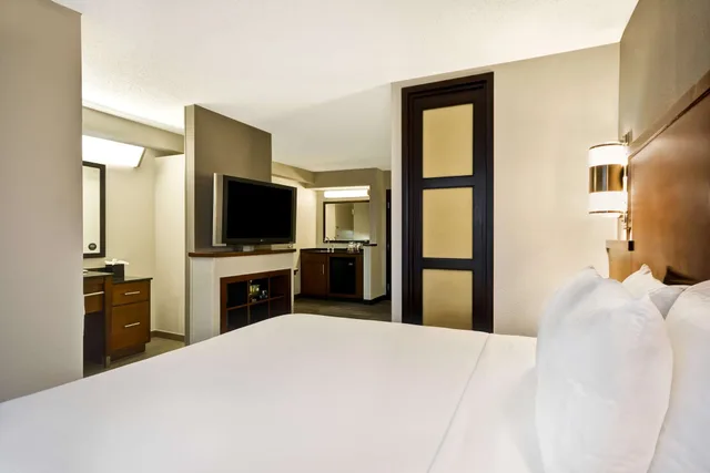 غرفة بسرير كينج مع أريكة في طابق مرتفع، Hyatt Place Columbus/Worthington 2/4