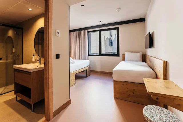غرفة قياسية ثلاثية بسرير مزدوج وسرير فردي، easyHotel Madrid Alcala 3/10