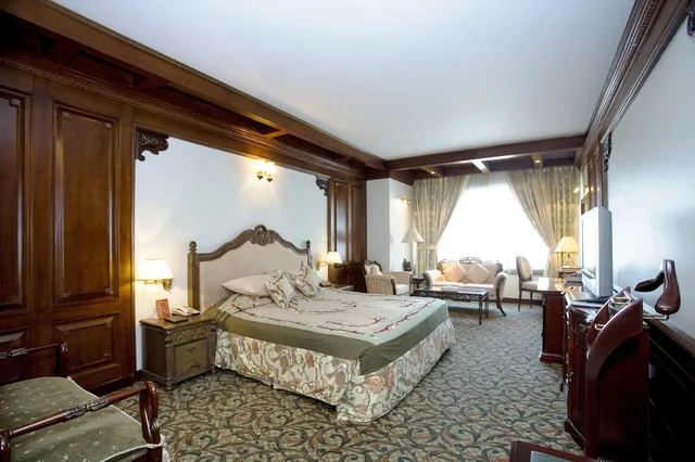 جناح بسريرين كينج، Hotel Sarina 6/10