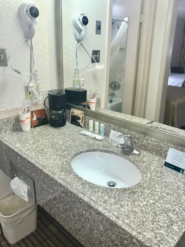 غرفة بسريرين كوين لغير المدخنين يُسمح فيها بالحيوانات الأليفة، Quality Inn Tucumcari, NM 5/6