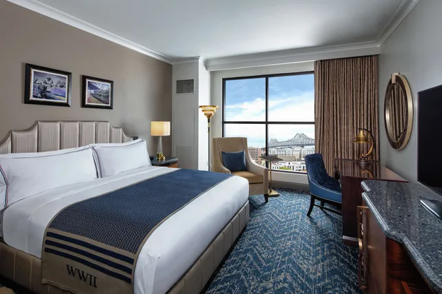 غرفة بسرير كينج بحوض استحمام لذوي الإعاقة، The Higgins Hotel New Orleans, Curio Collection by Hilton 1/4