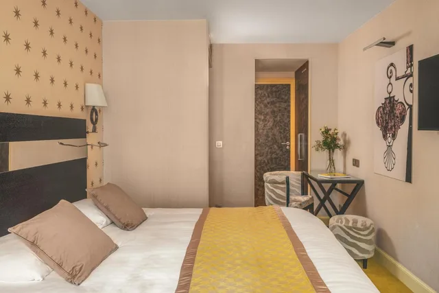 غرفة ثلاثية، Hotel Le Petit Paris 1/3