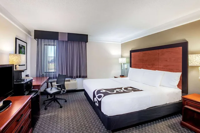 غرفة بسرير كينج لذوي الإعاقة، La Quinta Inn & Suites by Wyndham Houston Baytown East 4/5