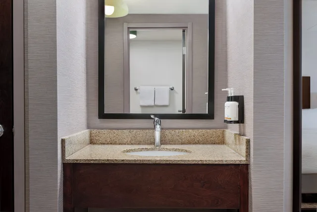 غرفة قياسية بسرير كينج لذوي الإعاقة، Comfort Inn & Suites Wadsworth OH 3/3