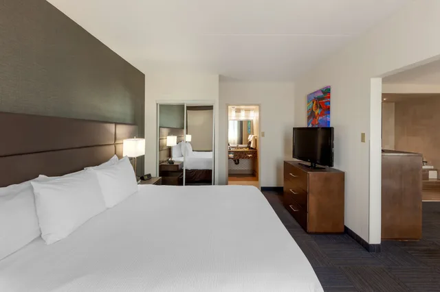 جناح بسرير كوين، Best Western Plus Toronto Airport Hotel 1/7