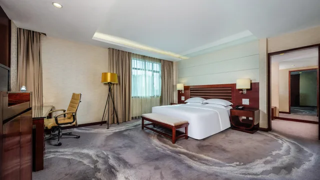 Junior Suite, King Bed, Lounge Access, Club Floor، Crowne Plaza Foshan 2/2