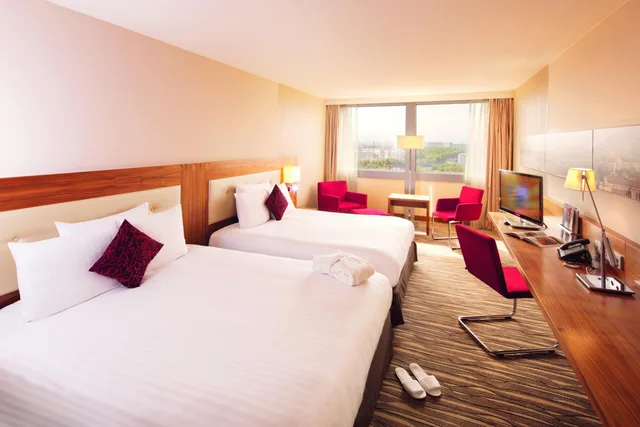 غرفة عائلية بسرير كينج وسرير كوين، Movenpick Hotel Geneva 2/8