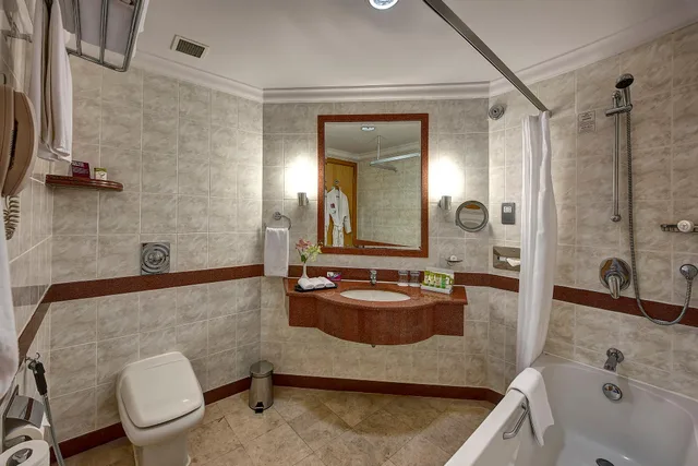 غرفة بسريرين منفصلين بإطلالة على الحديقة، Crowne Plaza Resort Salalah 3/5