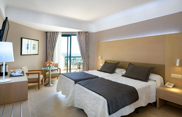 غرفة بريميوم بإطلالة على البحر بشرفة مفردة بسريرين منفصلين، Hipotels Natura Palace - Adults Only 1/4