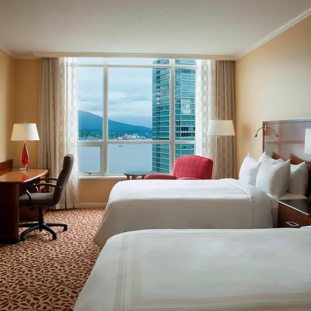 غرفة بسريرين مزدوجين بإطلالة على المرفأ في طابق مرتفع، Vancouver Marriott Pinnacle Downtown 3/4