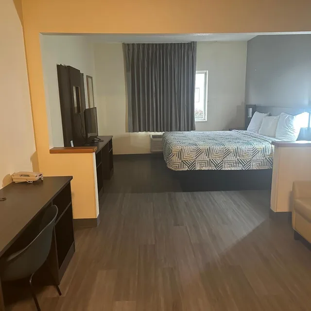1 King Bed - Suite, Non-Smoking, Micfridge، Motel6 Anderson, IN - Indianapolis 6/10