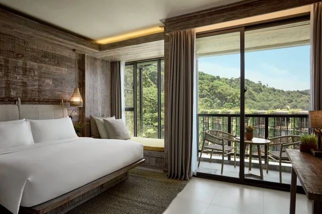 غرفة ديلوكس بسرير كينج بإطلالة على المسبح، Dinso Resort 1/2
