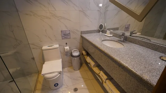 غرفة ديلوكس ثلاثية بسرير كوين وسريرين منفصلين، Adamas House Hotel 1/1